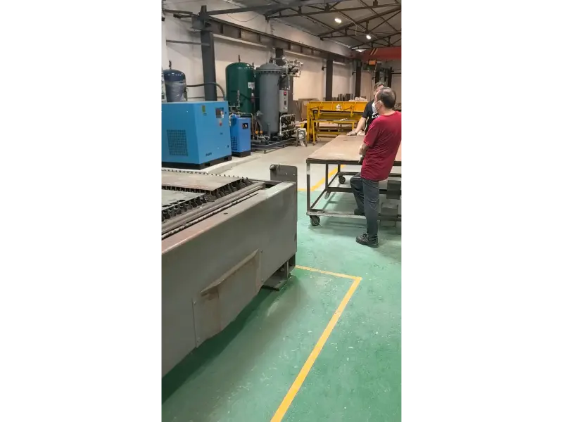 Kaasunsyöttöjärjestelmän käyttöönotto valmis! Talon sisäinen ilmakompressori ja typpigeneraattori yhdistettynä RayTools-laserleikkauspäähän – parantaa galvanoidun levyn leikkauslaatua